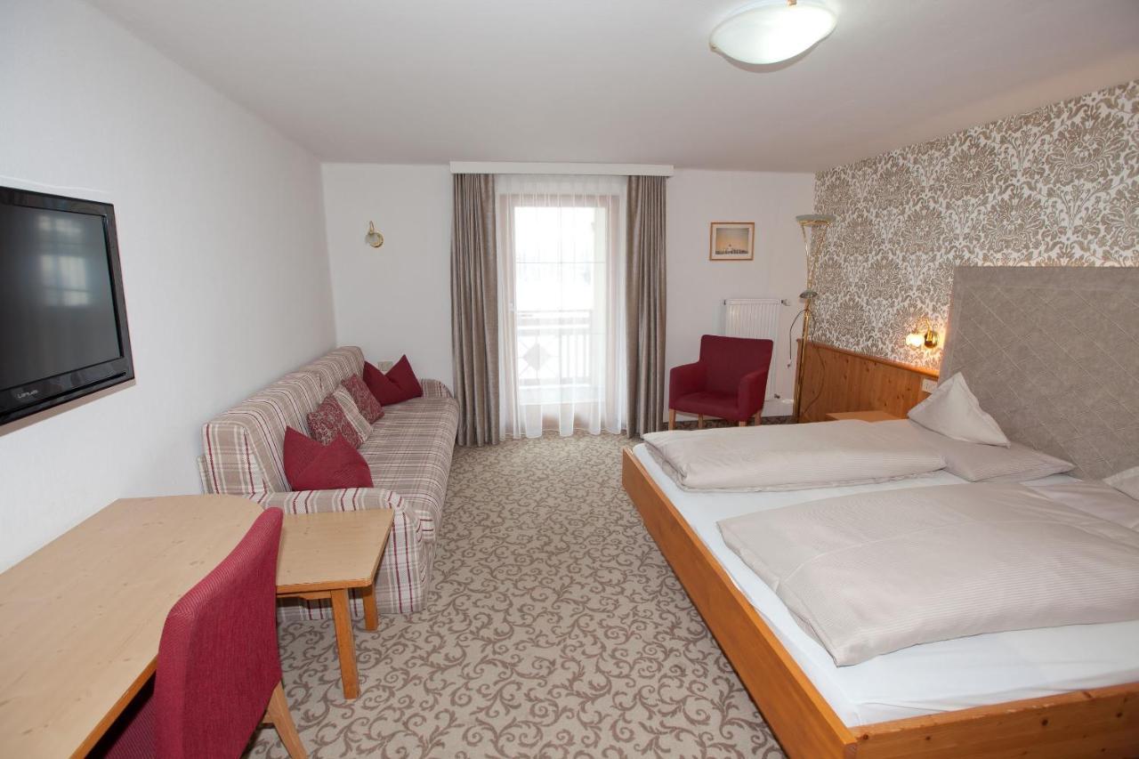 Hotel Goldener Adler Curon Venosta Buitenkant foto