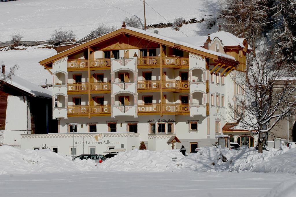 Hotel Goldener Adler Curon Venosta Buitenkant foto