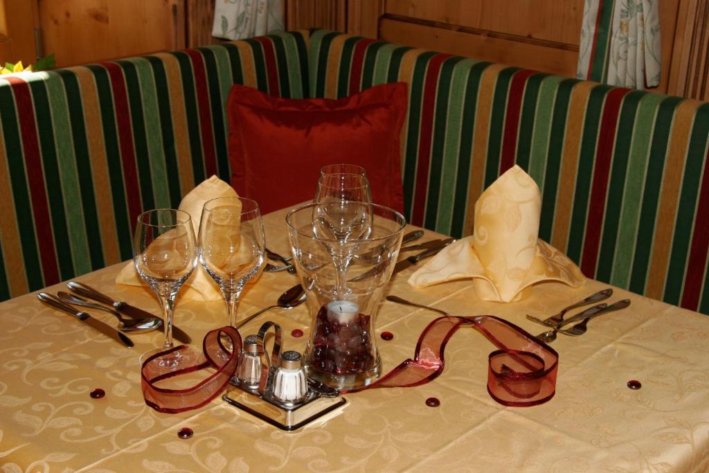 Hotel Goldener Adler Curon Venosta Buitenkant foto