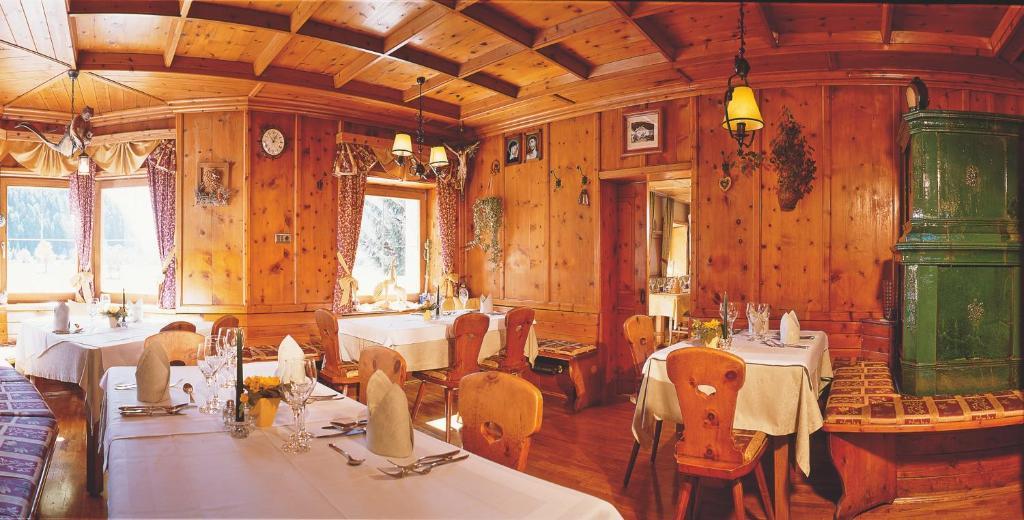 Hotel Goldener Adler Curon Venosta Buitenkant foto