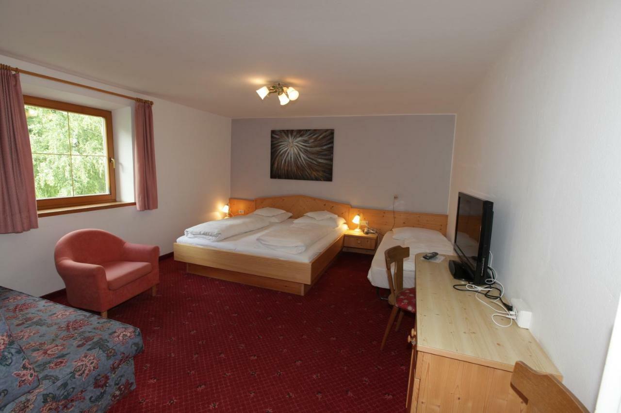 Hotel Goldener Adler Curon Venosta Buitenkant foto